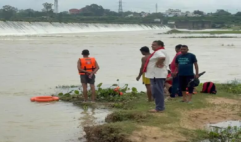 Anicut Dam: Younger brother jumps in to save his elder brother, swept away by strong currents! City police engaged in search.