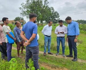 Collector Ajit Vasant visited the fields...! Observed the digital crop survey... Strict instructions to the Patwaris
