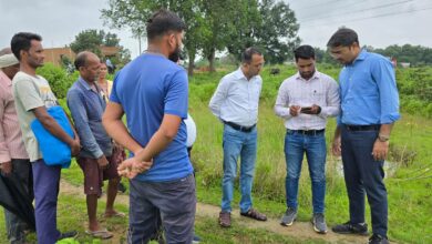 Collector Ajit Vasant visited the fields...! Observed the digital crop survey... Strict instructions to the Patwaris