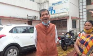 Former Home Minister Nankiram Kanwar leaves for Raipur to stage a sit-in protest... Hundreds of supporters join in.