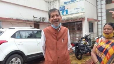 Former Home Minister Nankiram Kanwar leaves for Raipur to stage a sit-in protest... Hundreds of supporters join in.
