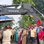 Korba News: Displaced villagers enraged over the road being cut for mine expansion...! Protests against SECL intensify... Farmers' Assembly protests against the administration