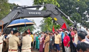 Korba News: Displaced villagers enraged over the road being cut for mine expansion...! Protests against SECL intensify... Farmers' Assembly protests against the administration