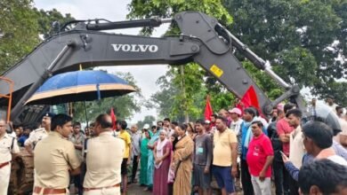 Korba News: Displaced villagers enraged over the road being cut for mine expansion...! Protests against SECL intensify... Farmers' Assembly protests against the administration