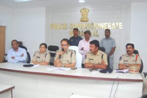 Maoist Surrenders: A major blow to the Maoists in Bastar! Manda Reuben, a Maoist with a bounty of 8 lakh rupees, surrenders.