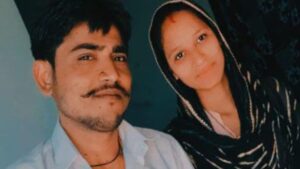 Forced Abduction of Wife: Husband arrives at in-laws' house with a dozen youths... Forcibly abducts wife by throwing red chilli powder in mother-in-law's eyes