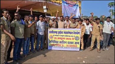 Road Blockade: Drivers' Association blocks road in Gariaband! Protest intensifies over 10 demands, including prohibition... Watch the video here