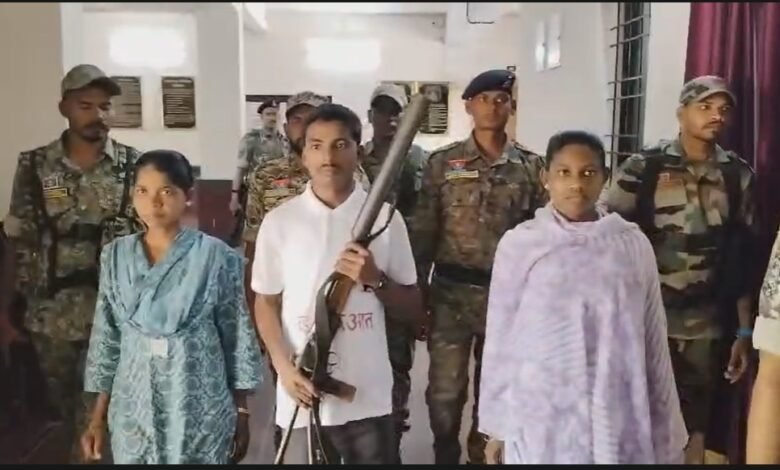 Big Success: A major breakthrough on the Naxal front in Gariaband...! Three rewarded Naxalites surrender... Watch the video here.