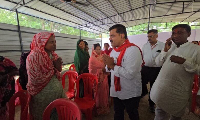 Deputy CM Vijay Sharma: For the first time in the state, on Diwali, Deputy Chief Minister Vijay Sharma had refreshments and affectionate respect with Swachhata Didi and Commandos, resolved to make Kawardha the cleanest city in the state.