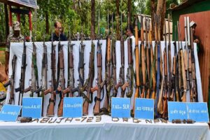 Naxalite CC Member Surrenders: A major blow to the Naxal network in Bastar...! 50 Naxalites, including CC member Ramdher, surrender.