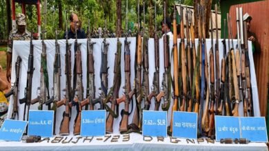 Naxalite CC Member Surrenders: A major blow to the Naxal network in Bastar...! 50 Naxalites, including CC member Ramdher, surrender.