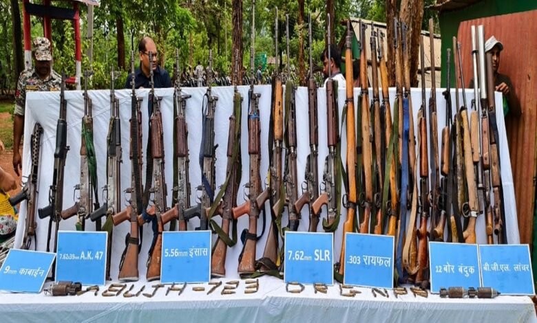 Naxalite CC Member Surrenders: A major blow to the Naxal network in Bastar...! 50 Naxalites, including CC member Ramdher, surrender.
