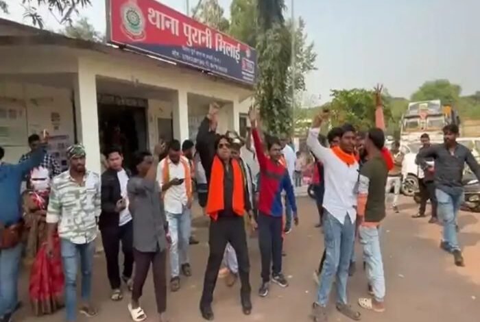 Molestation: Police uniform shamed in Durg! A constable from Bhilai-3 police station is accused of molesting a woman, pressuring her to have sex to free her son from jail, and the SSP has suspended him.