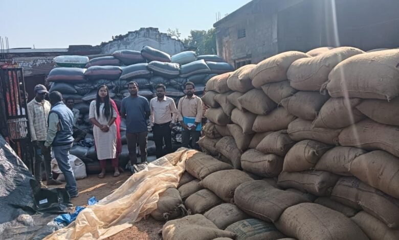 Paddy Smugglers: Major action in Manpur...! Over 223 quintals of illegal paddy seized...administration closely monitoring