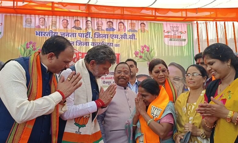 Municipal Elections: BJP's masterstroke in Manendragarh...! Jhagrakhand President Reema Yadav joins BJP