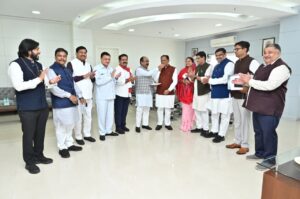 Bihar Election Results: Celebrations in Raipur mark NDA's victory...! CM Vishnu Dev Sai offers sweets to ministers