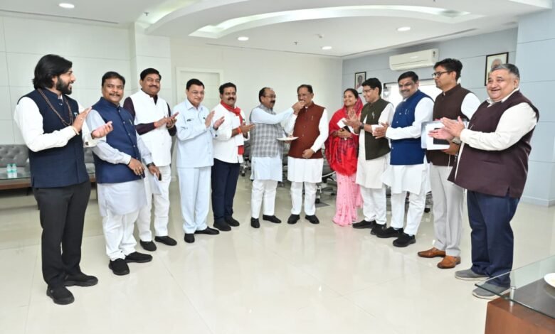 Bihar Election Results: Celebrations in Raipur mark NDA's victory...! CM Vishnu Dev Sai offers sweets to ministers