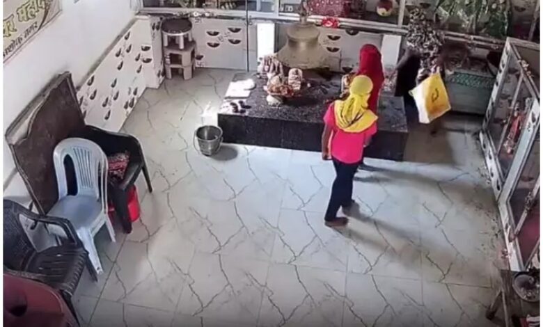 Donation Box Stolen: Donation box of Bhuteshwar Mahadev Temple stolen...3 minor girls captured in CCTV