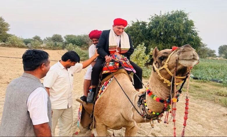 Camel Ride: The Election Commission's SIR campaign in the sandy terrain...! SDMs and Block Development Officers are reaching out to voters on camels.