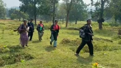 Surrender of Naxalites: Maoists face a setback in Gariaband! Seven Naxalites, including Area Commander Sunil and Secretary Arena, surrender... Watch the video here.