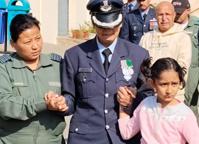 Tejas Plane Crash: Wing Commander Namansh Syal, who was martyred at the Dubai Air Show, was on his last journey...! His wife arrived in Air Force uniform, holding her daughter's hand.