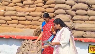 Food Department Secretary: Food Secretary Reena Kangale has tightened the noose around the rice market! Officials are warned that no one is allowed to harass farmers... Watch the video here.