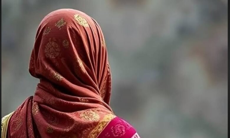 Sex Demanded: A married man demanded sex from a lady tailor...! When she refused, he was abused and threatened with kidnapping... The victim filed a complaint at the police station.