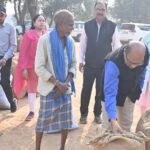 Gariaband Collector BS Uikey conducted a surprise inspection of the paddy procurement center...! He directed strict action in the interest of farmers.