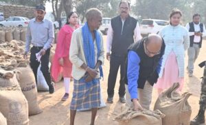 Gariaband Collector BS Uikey conducted a surprise inspection of the paddy procurement center...! He directed strict action in the interest of farmers.