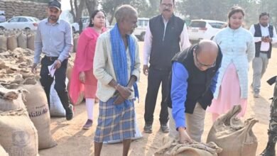 Gariaband Collector BS Uikey conducted a surprise inspection of the paddy procurement center...! He directed strict action in the interest of farmers.