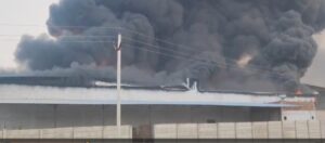 Factory Fire: Hardoi Breaking News! Massive fire at a plate and bowl factory... Back-to-back cylinder explosions... Villagers panicked... Watch the video here.