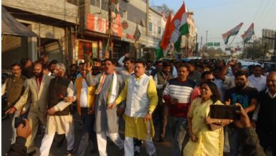 National Herald Case: Congress held a peaceful protest outside the BJP office in Korba! Party workers offered roses to police officers, conveying a message of peace.