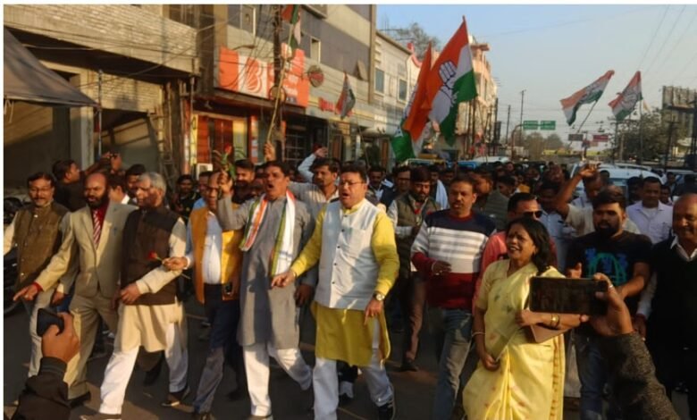 National Herald Case: Congress held a peaceful protest outside the BJP office in Korba! Party workers offered roses to police officers, conveying a message of peace.