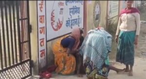 Surajpur Health Centre: Negligence of the health system...! Hospital locked... Woman gives birth in car... Watch the video here
