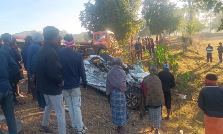 Heartbreaking accident in Jashpur...! A speeding car collided with a trailer...five youths died on the spot.