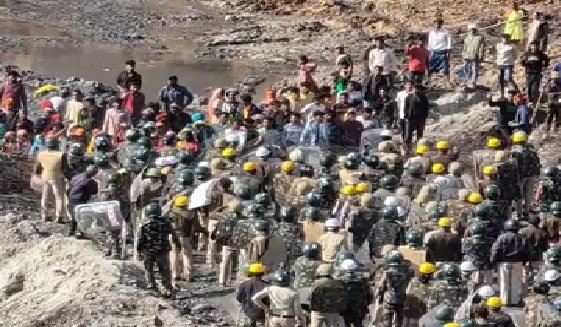 Coal Mine Dispute: A coal mine dispute in Ambikapur turns violent! A female sub-inspector is trapped in a violent mob...rescued by soldiers.