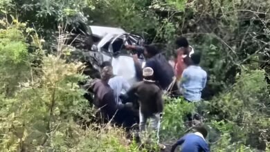 Horrific accident in Nashik: A horrific road accident...! An Innova falls into a deep ditch...6 members of the same family die on the spot.