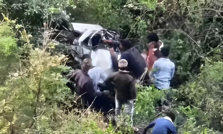 Horrific accident in Nashik: A horrific road accident...! An Innova falls into a deep ditch...6 members of the same family die on the spot.