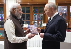 PM Modi presented the Bhagavad Gita to President Putin...! Both leaders will attend the summit