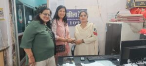 Women Help Desk: Amazing work! A gold bracelet studded with precious gems was lost at the railway station... Female constables found it and returned it safely to its owner.