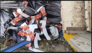 Truck Overturned: A truck loaded with rebar overturned in Bemetara... Quintals of marijuana were found buried underneath... Villagers grabbed the sacks and fled... Watch the video.