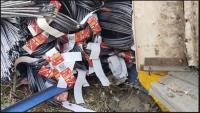 Truck Overturned: A truck loaded with rebar overturned in Bemetara... Quintals of marijuana were found buried underneath... Villagers grabbed the sacks and fled... Watch the video.