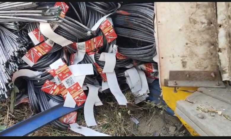 Truck Overturned: A truck loaded with rebar overturned in Bemetara... Quintals of marijuana were found buried underneath... Villagers grabbed the sacks and fled... Watch the video.