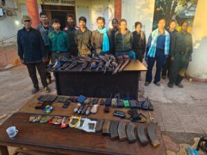 Naxalite Surrender: A major surrender in Kumhi...! 12 Naxalites surrendered.