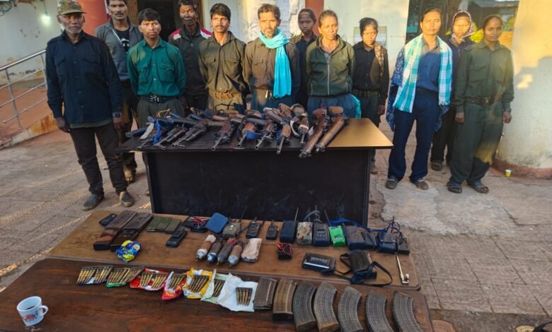 Naxalite Surrender: A major surrender in Kumhi...! 12 Naxalites surrendered.