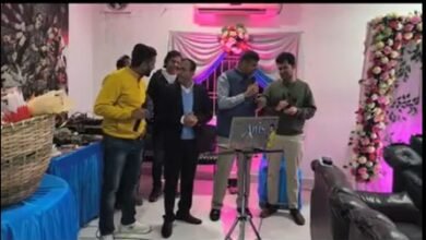 Police with a human touch: A changed approach by the police in Korba! IPS Siddharth Tiwari sang a song on stage.