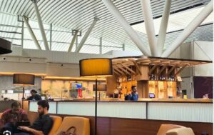 IndiGo Crisis: Flights to Delhi still failed to arrive from Mana Airport today! 20 flights, including Mumbai and Goa, have been awaiting their arrival for 24 hours. A commotion erupted at the IndiGo counter after the flight status was displayed incorrectly.