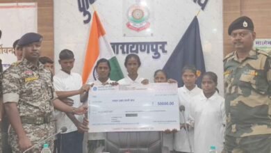 Naxal Surrender: 11 Maoist cadres, including one with a reward of 37 lakh rupees, surrendered to the Narayanpur SP.