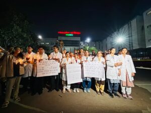 Medical Students: Black-band protest by medical students...! Demanding restoration of 50% PG quota...Angry students stage peaceful protest outside the hospital