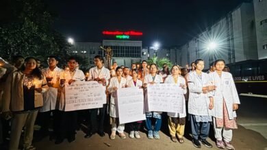 Medical Students: Black-band protest by medical students...! Demanding restoration of 50% PG quota...Angry students stage peaceful protest outside the hospital